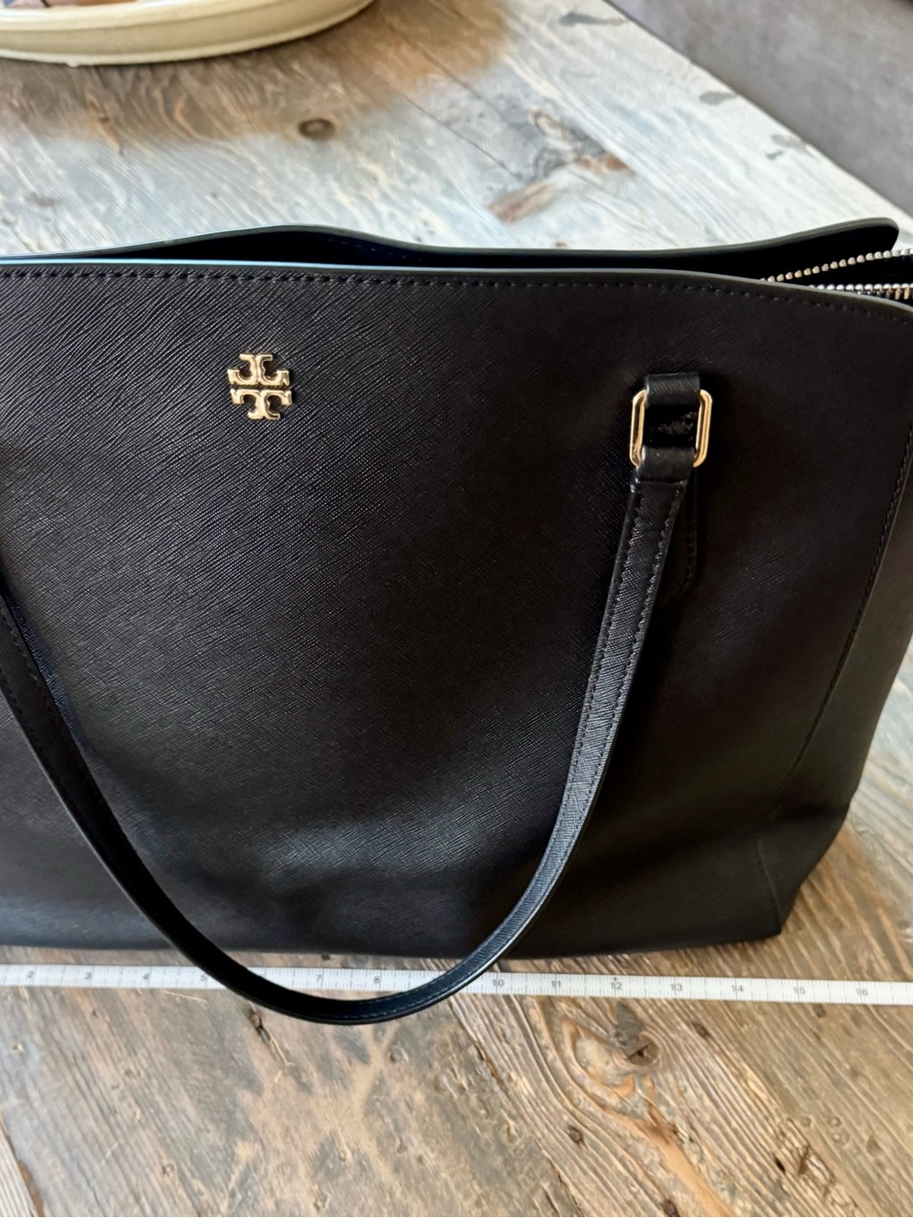 Excellent Tory Burch Black Saffiano Leather Emerson Top Zip Tote with Gold Logo - Picture 8 of 16